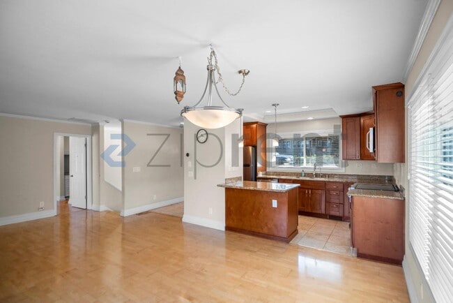 Building Photo - 14541 Oak St