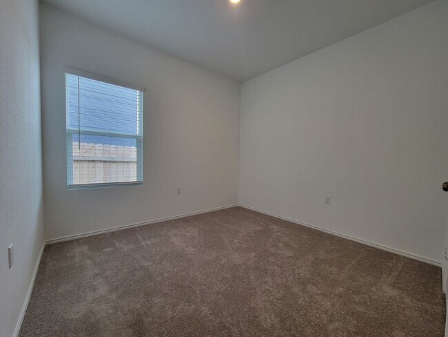 Building Photo - Spacious 3/BR, 2/BS Single-Level Home with...