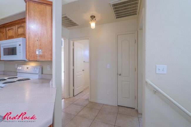 Building Photo - New Carpet! Spacious 5-Bedroom Townhome