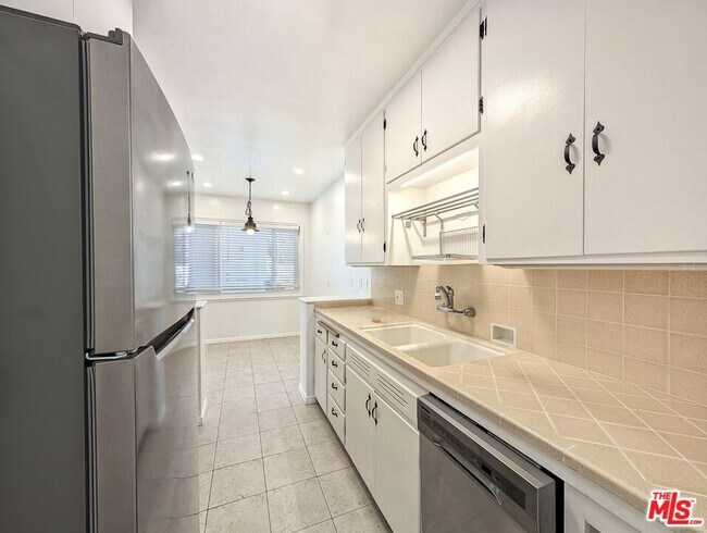 Building Photo - 729 9th St