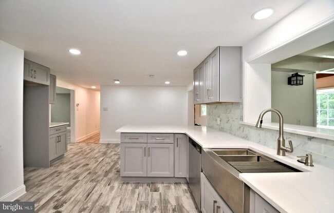 Building Photo - 205 Maple Ave