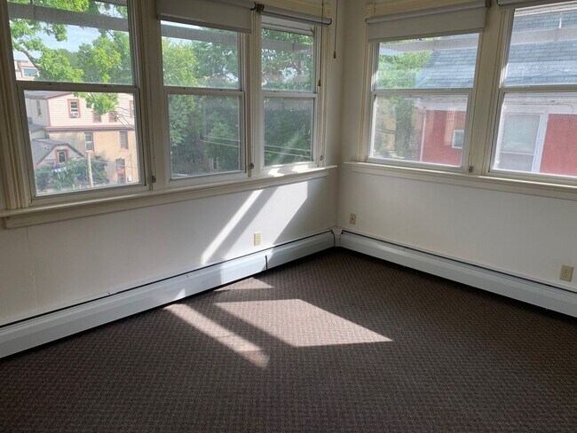 Building Photo - 127 Langdon St