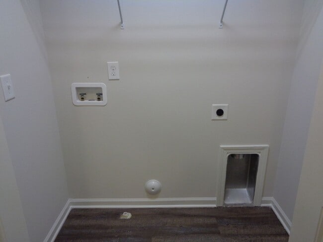 Building Photo - 3 Bedroom Townhouse with 1-Car Garage