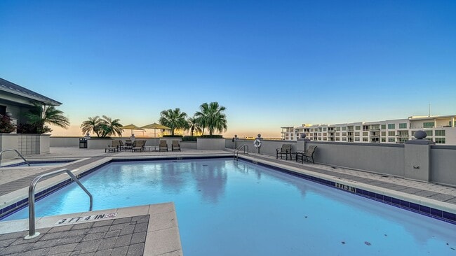 Building Photo - VACATION RENTAL Amazing 2/2 condo in the heart of downtown Sarasota with Bay View!