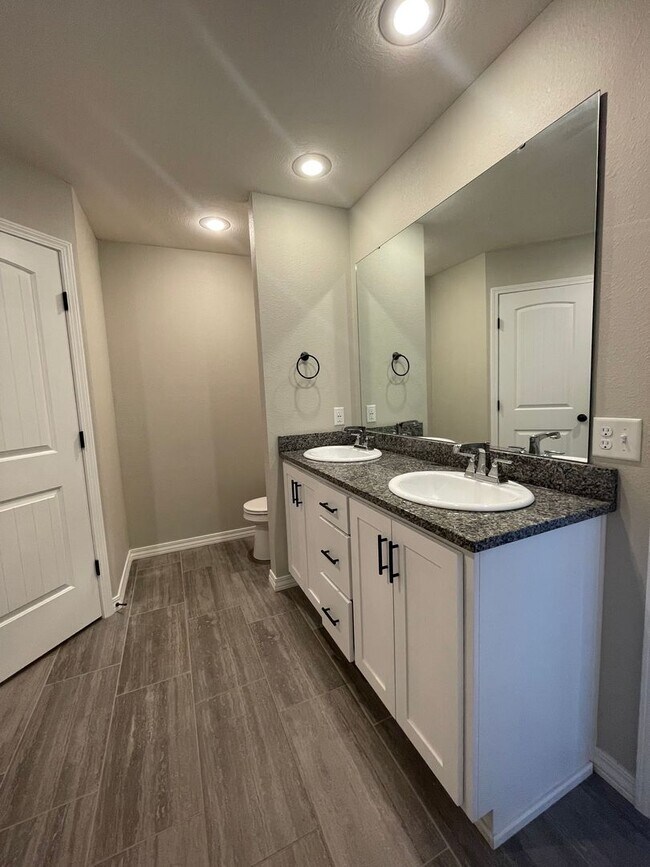 Building Photo - Executive Rental - Old Castle Estate Subdivision - Nixa