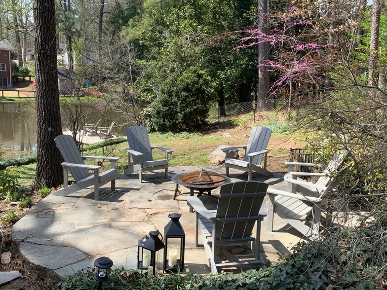 Building Photo - 330 Lake Crest Dr