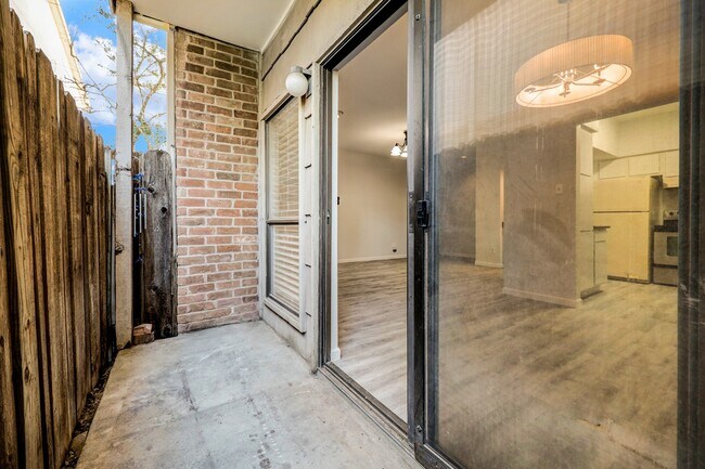 Building Photo - 1818 Augusta Dr