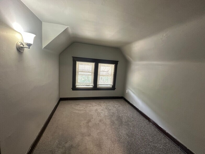 Building Photo - 2322 Ravine St