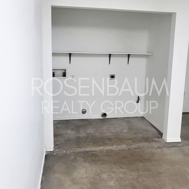 Building Photo - Charming 2-bedrooms, 2-baths duplex locate...
