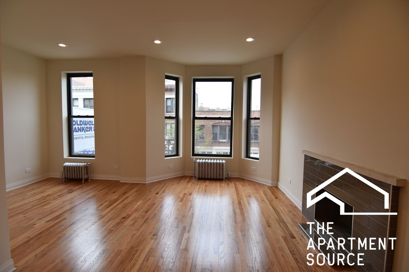 Building Photo - 907 W Belmont Ave