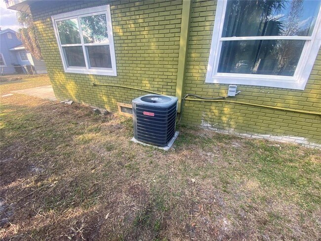 Building Photo - 2302 Cochran St