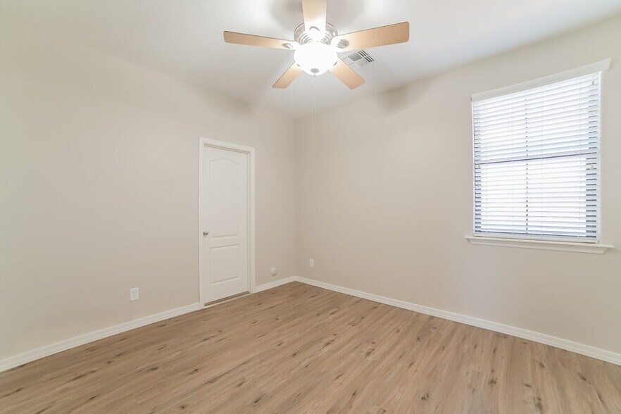 Building Photo - 2302 W Jake Haven