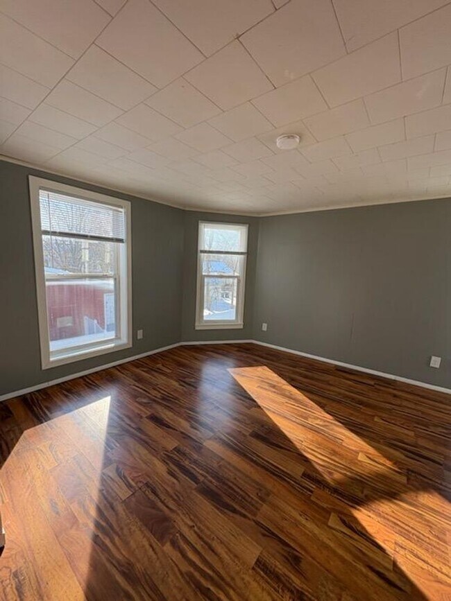 Building Photo - 912 N Madison St