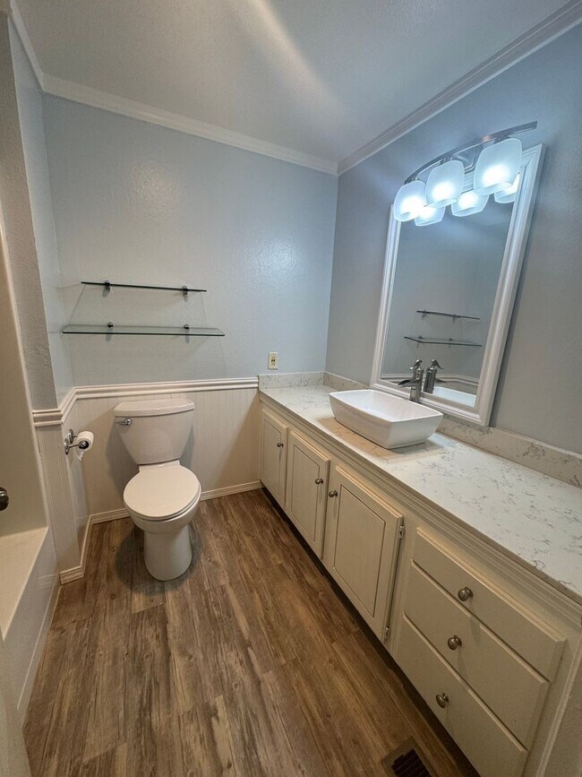 Building Photo - 3 bed 2 bath house with 2 car garage in great area!