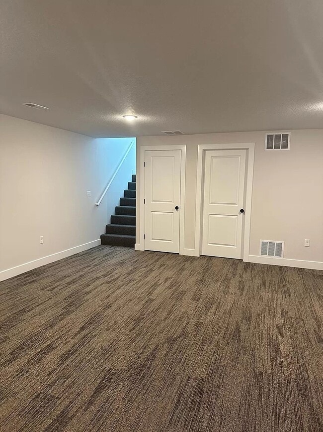 Building Photo - 1124 N Broadview Ln