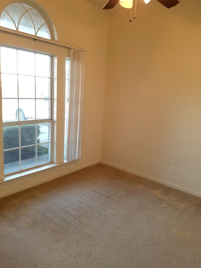 Building Photo - 3107 Lavender Ln