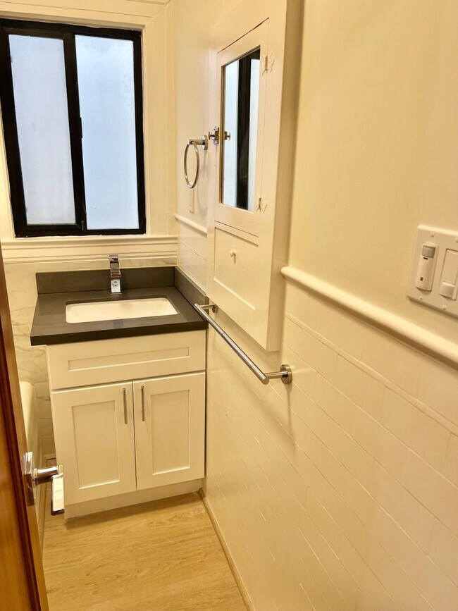 Building Photo - Top Floor 2BR/1BA + Newly Renovated Unit! Parking! In-Unit Laundry! PROGRESSIVE