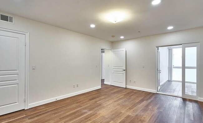 Building Photo - 1036 S Serrano Ave