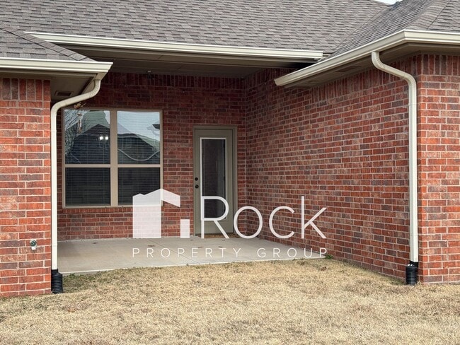 Building Photo - Beautiful 3 Bedroom Home with Study in Westmoore Area of OKC