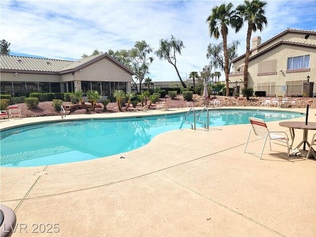 Building Photo - BRIGHT 2ND FLOOR UNIT IN SOUTHEAST GATED C...