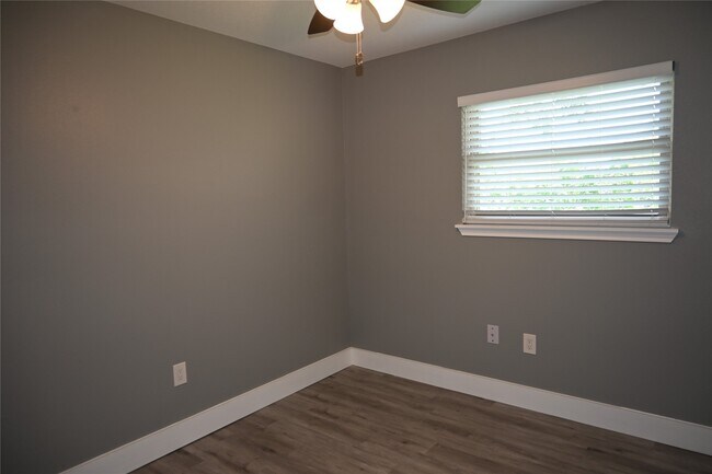 Building Photo - 510 Glen Cove Blvd