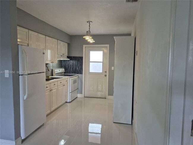 Building Photo - 4920 SW 28th Terrace