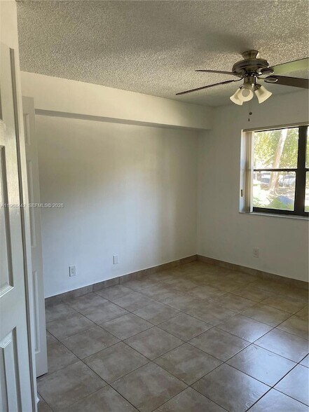 Building Photo - 570 S Park Rd