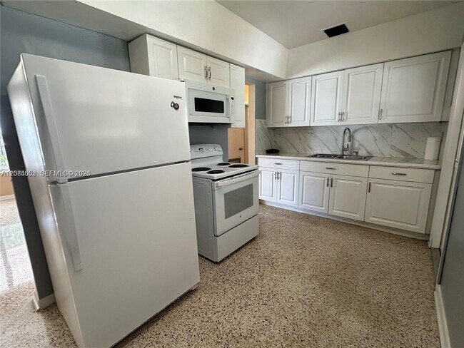 Building Photo - 10500 NW 28th Ct