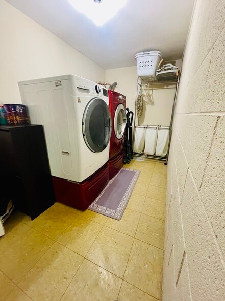 Laundry Room - 1307 Aviation Blvd