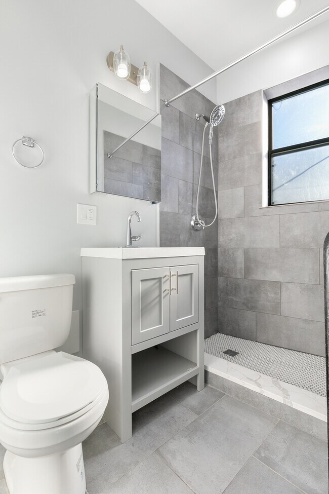 Building Photo - 7622 N Eastlake Ter