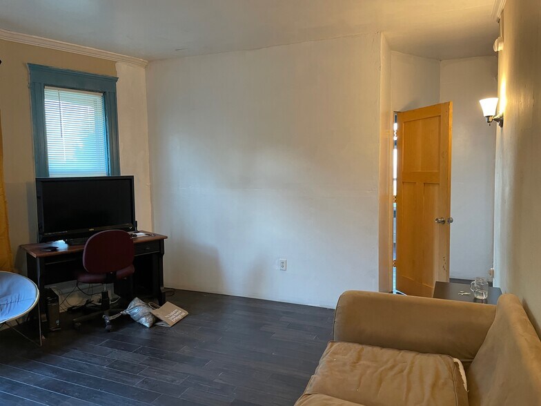 Building Photo - 731 E 5th St