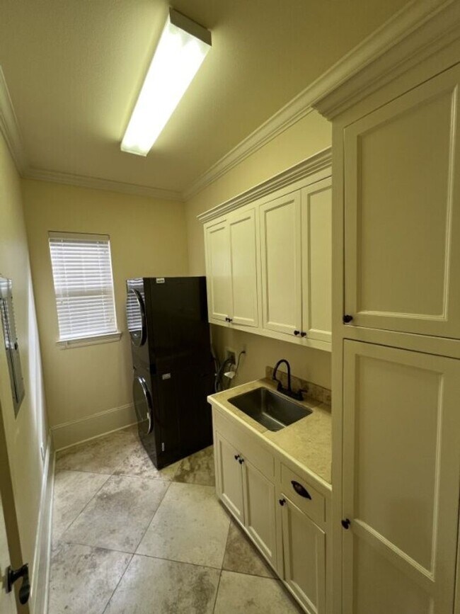 Building Photo - Elegant Two-Story Home with Outdoor Kitchen in Desirable Shadows Lake