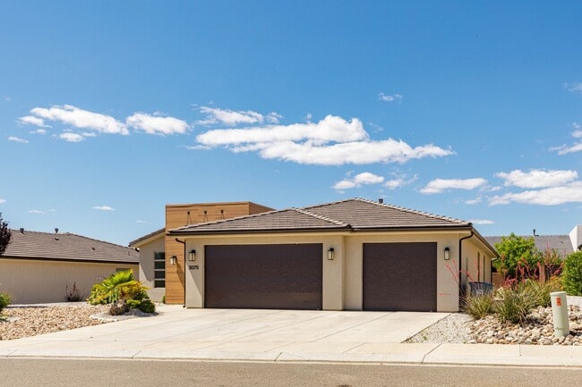 Building Photo - 3 bed plus office / 2.5 bath / 3 car Single Story with Community Pool!