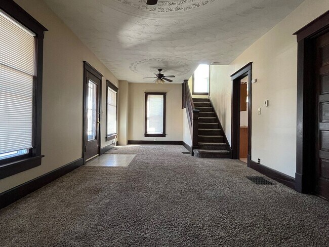 Building Photo - *FIRST MONTH'S RENT FREE*