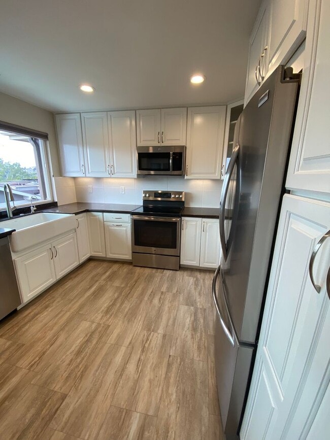 Building Photo - Beautiful 3 bed, 2 bath Townhome close to USD and Mission Valley!