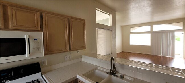 Building Photo - 3125 N Buffalo Dr