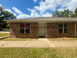 Building Photo - Tour Today! 2 Bedroom 2 Bathroom Duplex!