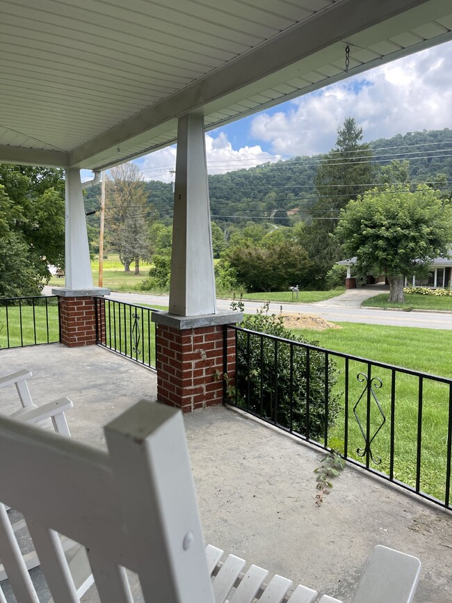 Building Photo - 3 bedroom, 2 bath 15 MINUTES  to Asheville...