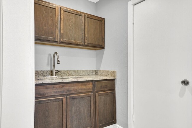 Building Photo - Central 1 Bedroom 1 Bath