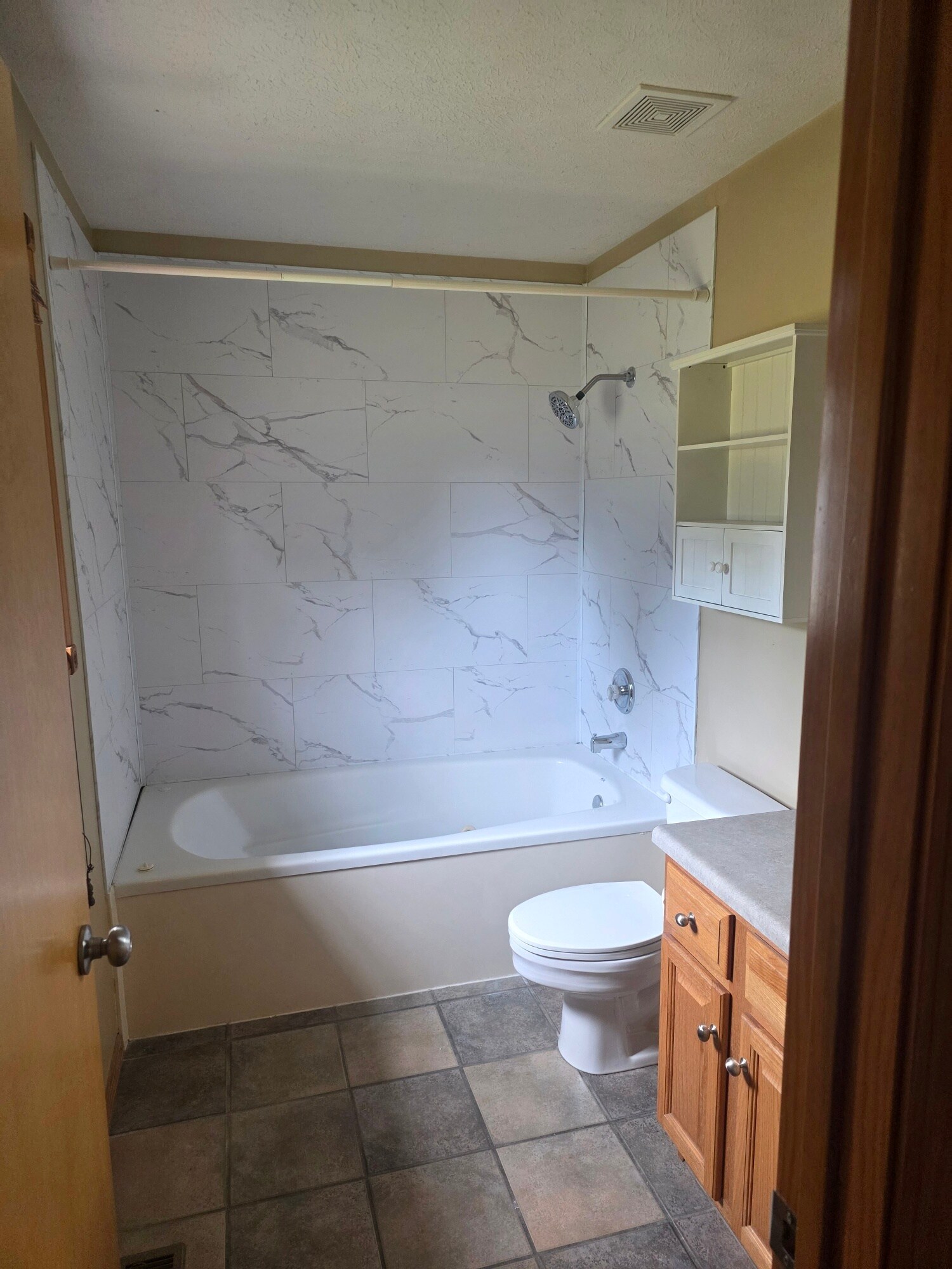 MBR Bathroom Tub/Shower - 4798 W Kingsbury St