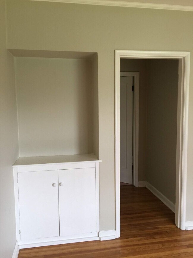 Building Photo - 1bed w/hardwoods, extra storage onsite, co...
