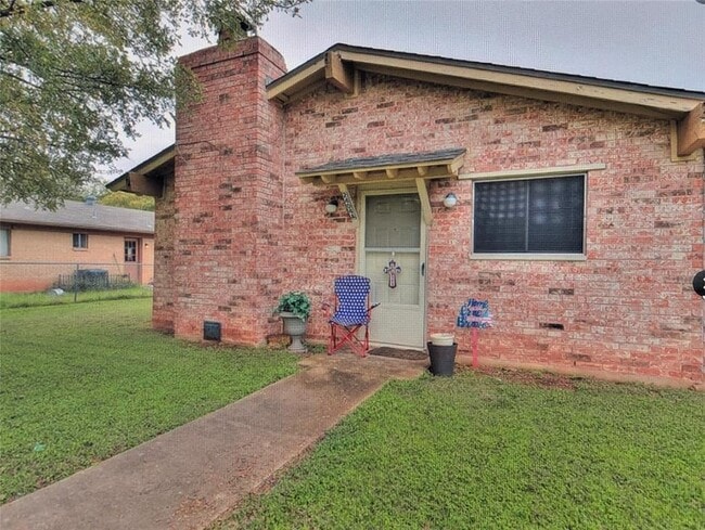 Building Photo - 2404 Cottonwood Dr