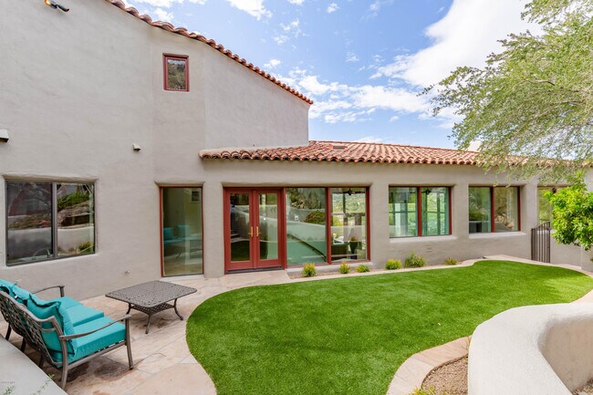 Building Photo - 7421 N Las Brisas Ln