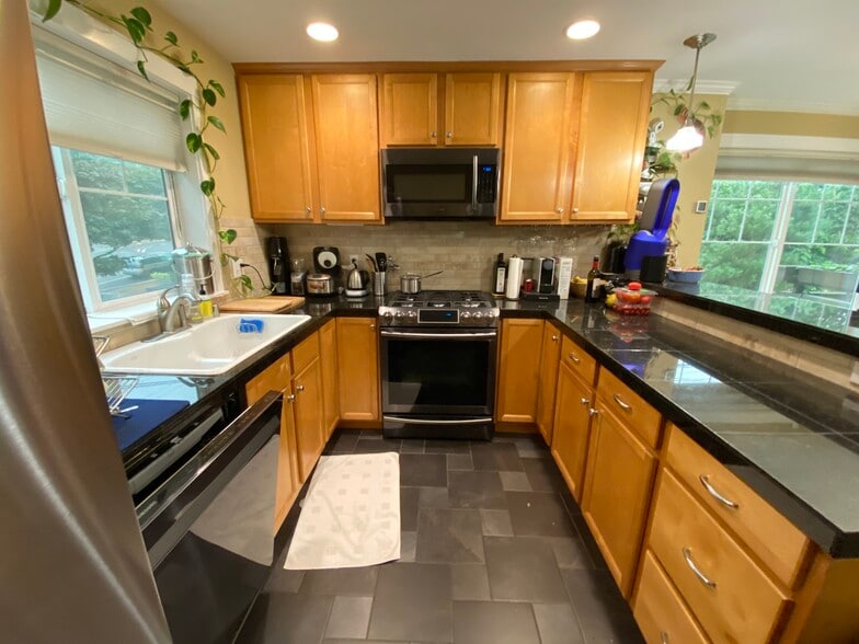 Kitchen with almost-new high-end appliances - 1138 15th Ave