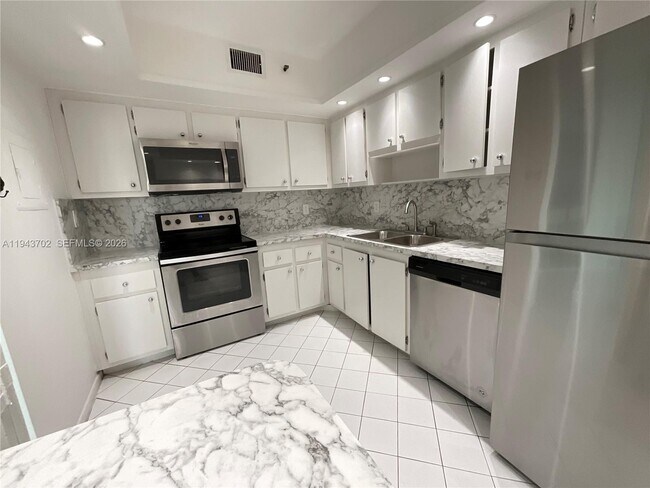 Building Photo - 919 Hillcrest Dr