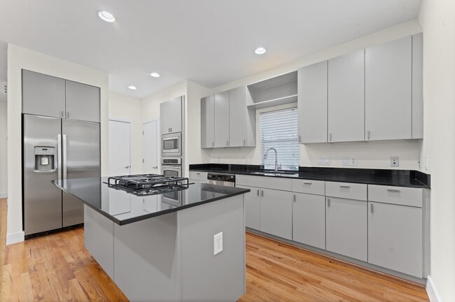 Building Photo - 2202 Bastrop St