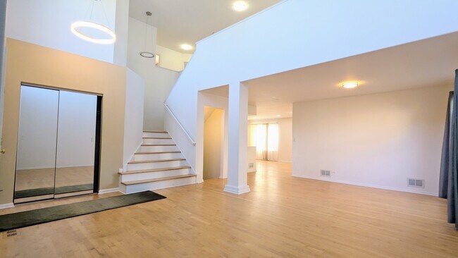 Building Photo - 1910 Avalon Dr