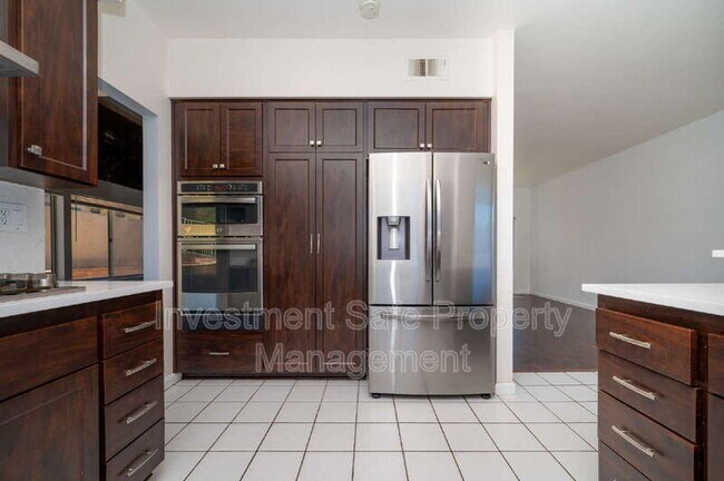 Building Photo - 39945 Temecky Way