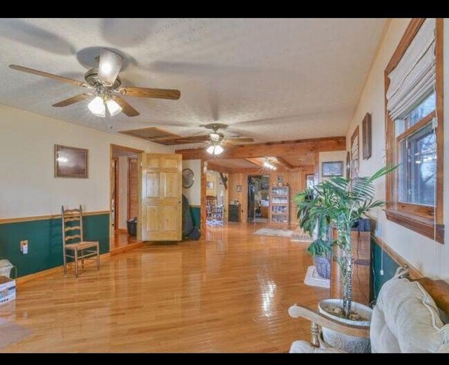 Building Photo - 492 Olinger Dr