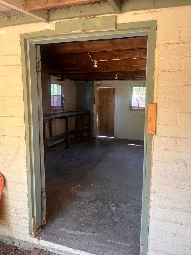 Building Photo - Great 1 bedroom 1 bathroom cottage on wood...